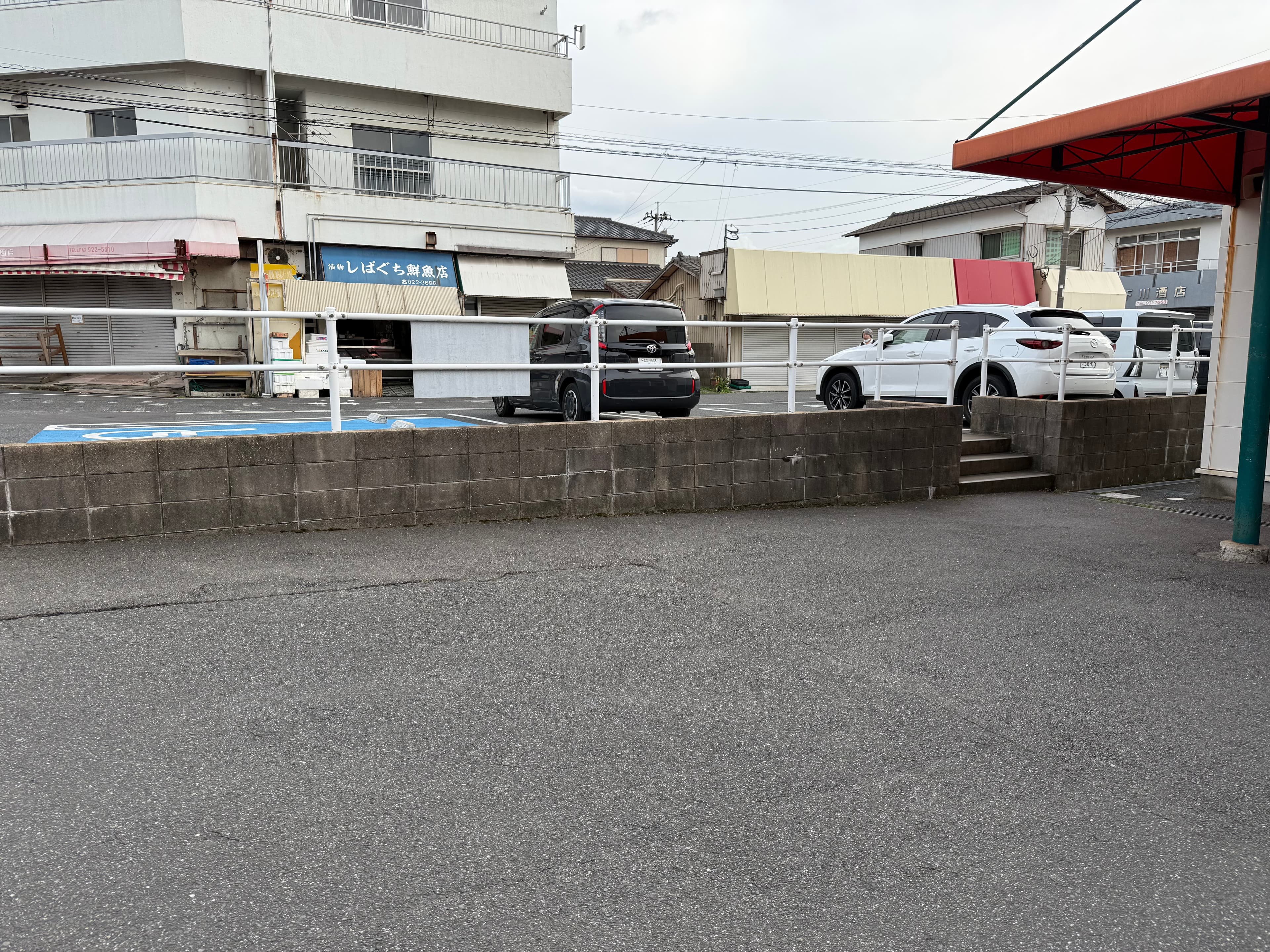 屋外 入口正面 キッチンカーや販促プロモーションにおすすめな催事イベントスペース1