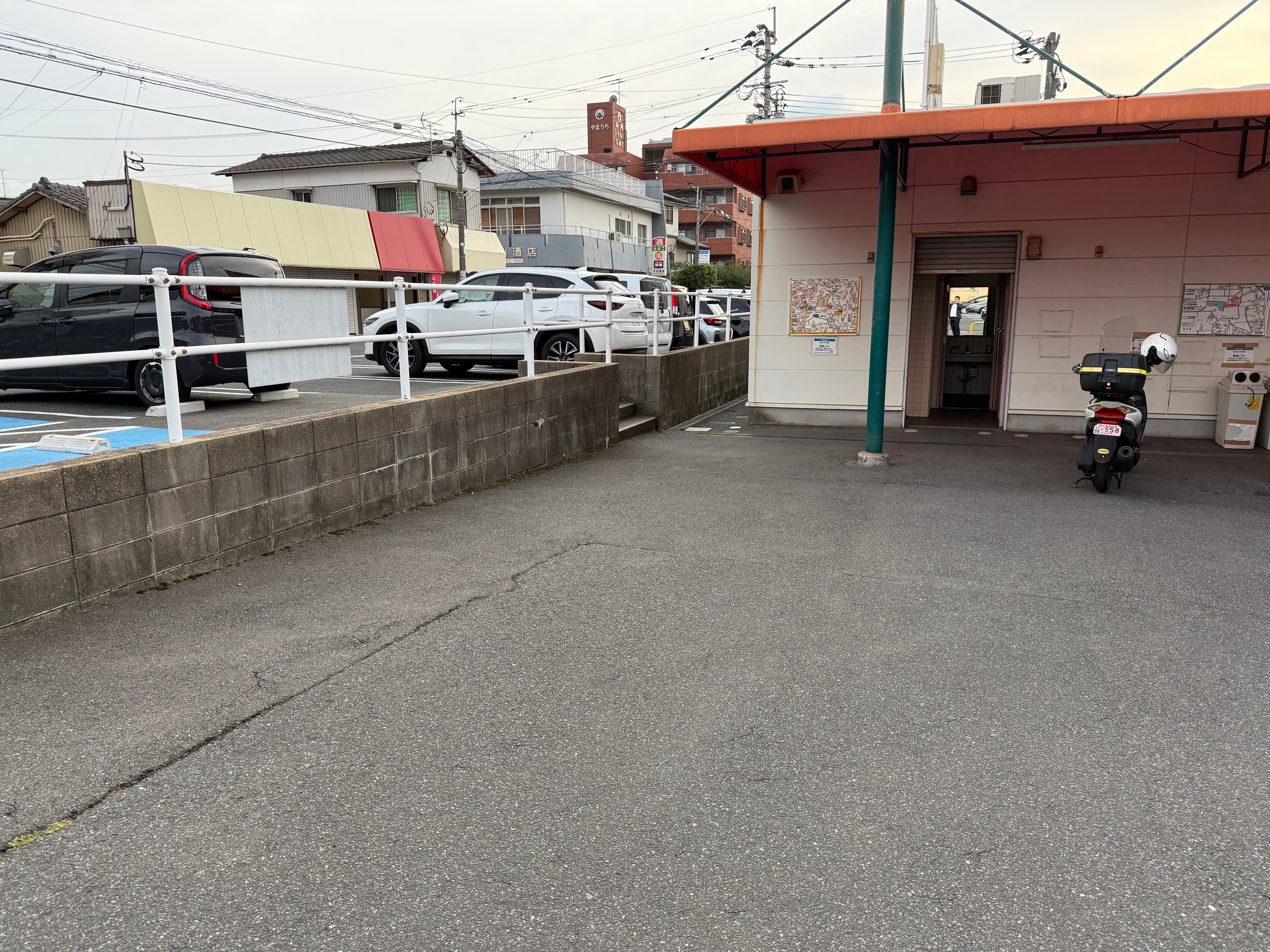 屋外 入口正面 キッチンカーや販促プロモーションにおすすめな催事イベントスペース2