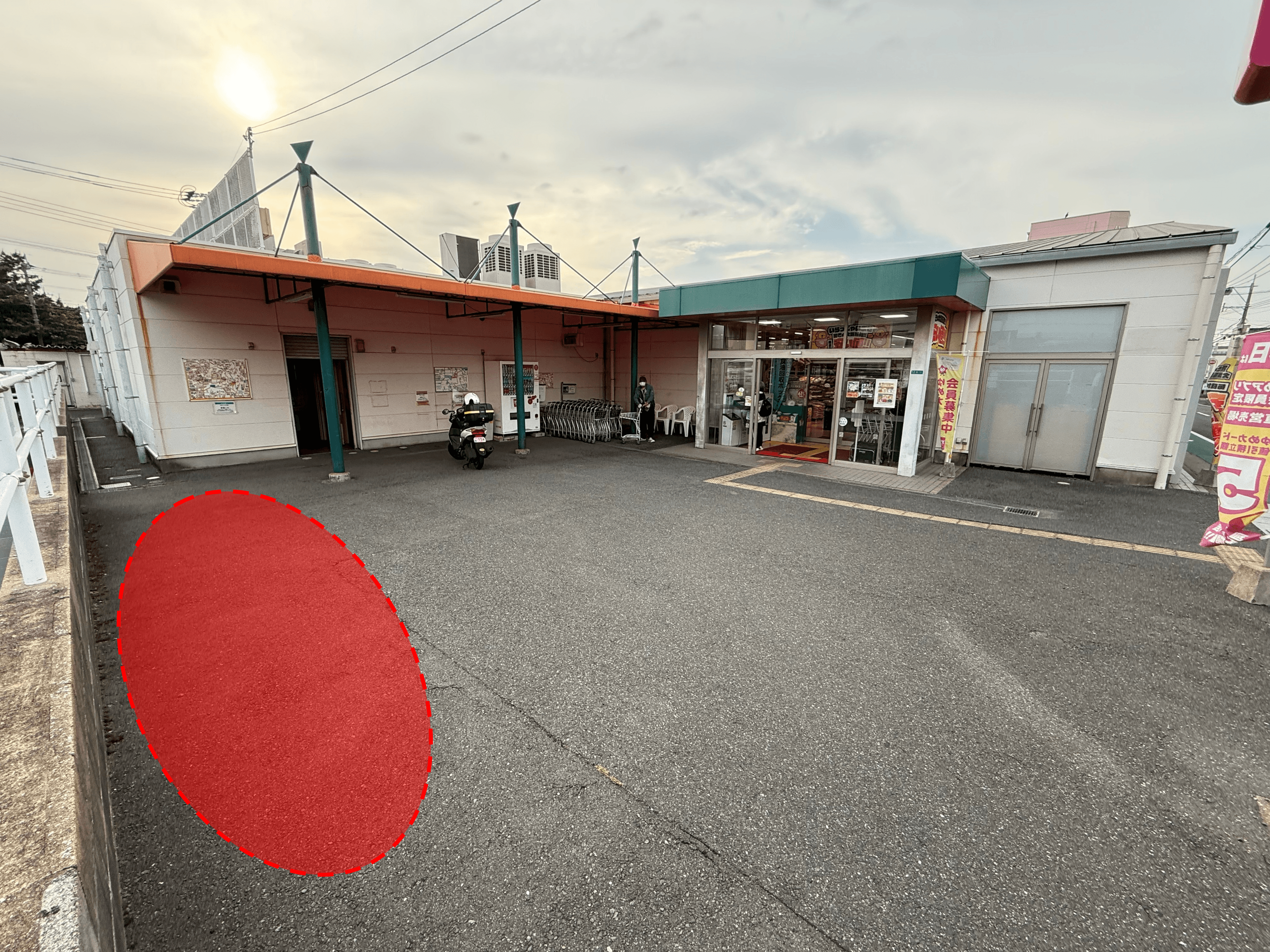 屋外 入口正面 キッチンカーや販促プロモーションにおすすめな催事イベントスペース