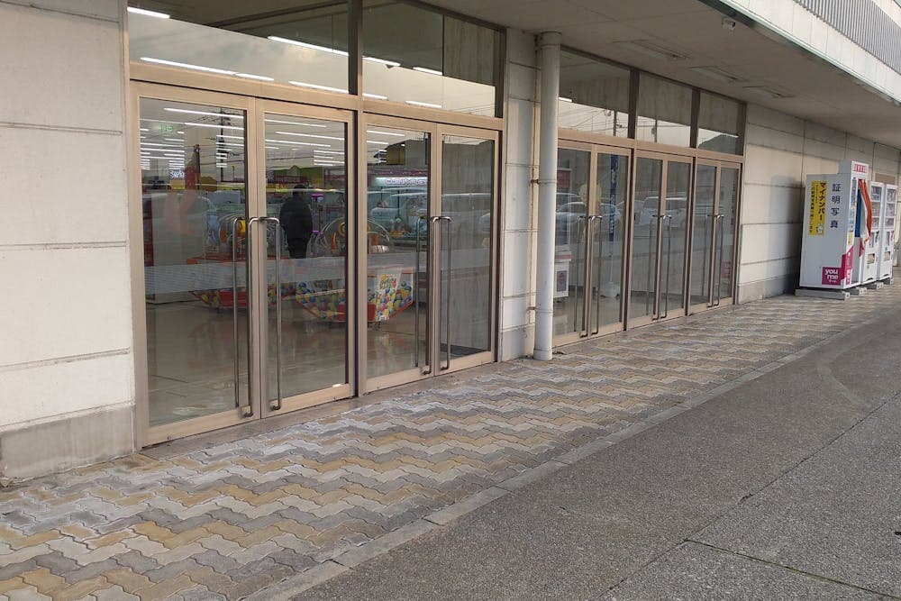 屋外軒先 キッチンカーや販促プロモーションにおすすめな催事イベントスペース