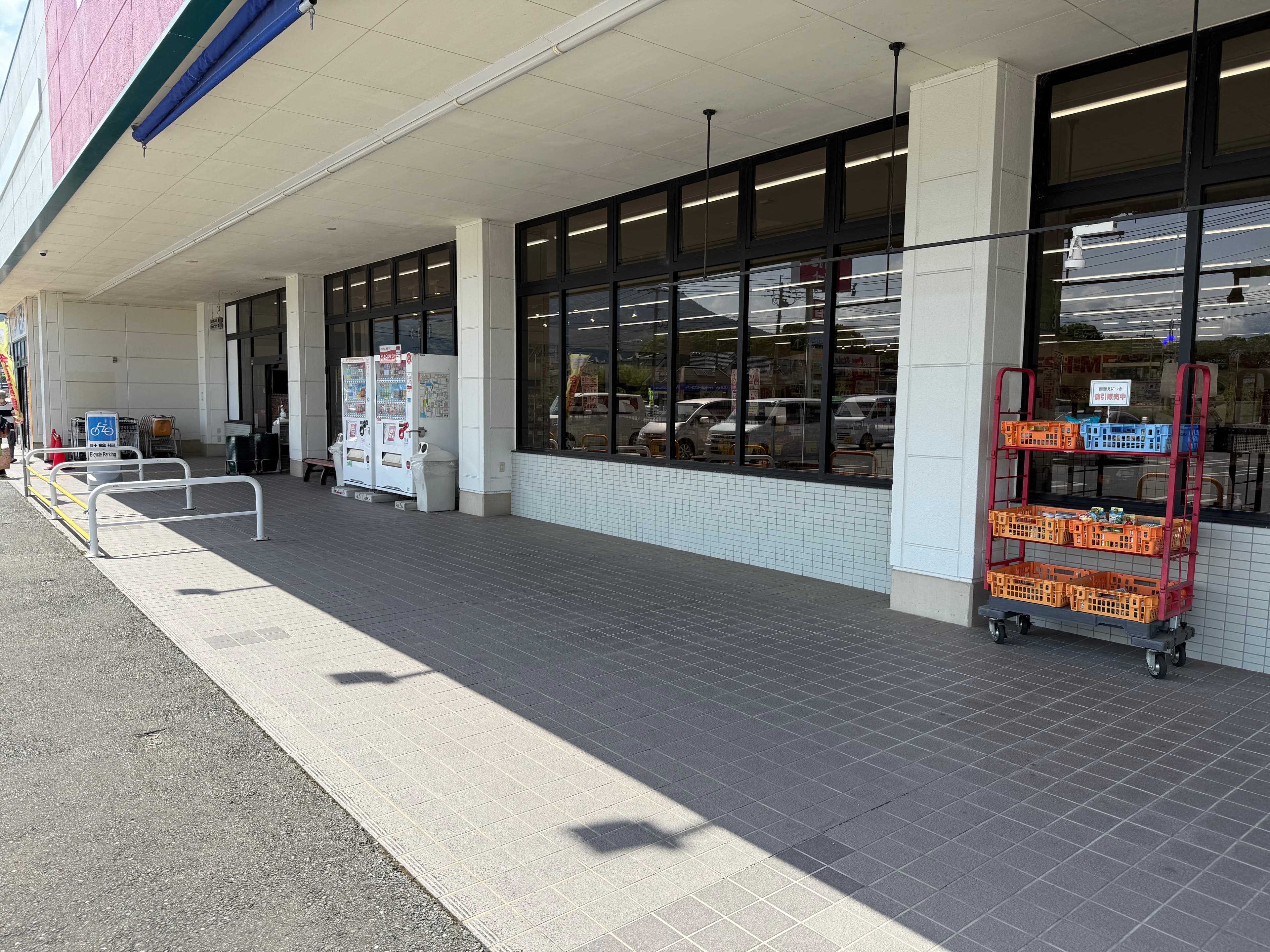 屋外軒先 キッチンカーや販促プロモーションにおすすめな催事イベントスペース2